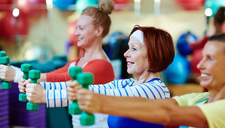 Bent u ouder dan 65 en wilt u spieren behouden door af te vallen in de sportschool? Focus op HIIT, de juiste oefeningen voor jou