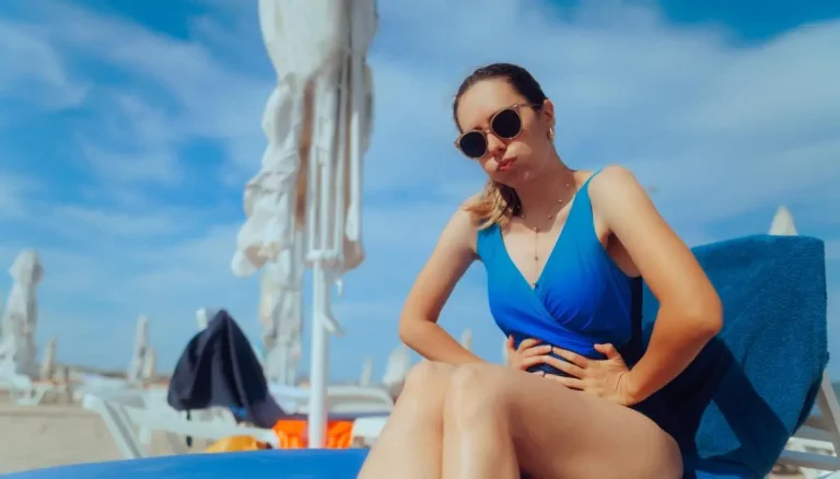 Blaasontsteking op het strand: regels en voeding om dit te voorkomen