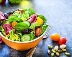 De fout die je zomersalade verpest (en veel calorieën toevoegt)