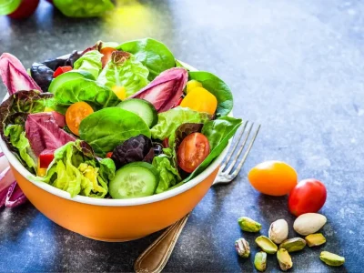De fout die je zomersalade verpest (en veel calorieën toevoegt)