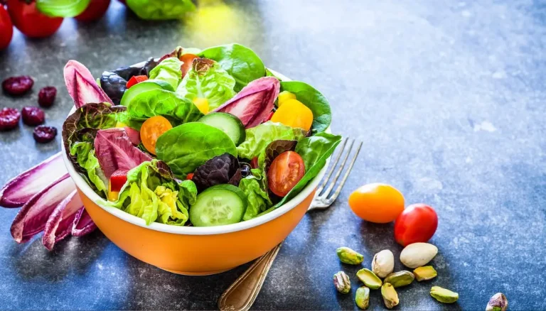 De fout die je zomersalade verpest (en veel calorieën toevoegt)