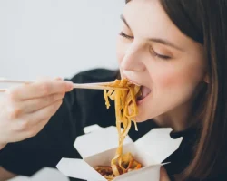 Salmonella-uitbraak door noedels, meer dan 100 gevallen in Europa. Deskundige aanbevelingen voor reizigers