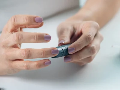 Type 1-diabetes treft niet alleen kinderen en adolescenten: het kan ook bij volwassenen voorkomen, hier is waarom