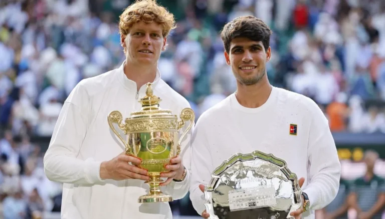 Waarom mensen alleen wit dragen op Wimbledon (en wat er gebeurt met degenen die de regel overtreden)