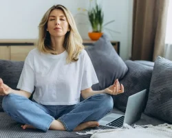 Yoga, de (concrete) voordelen tegen depressie: waarom het echt werkt