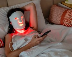 Le masque LED FAQ 202 que l’on a vu partout (et que toutes les célébrités possèdent) est enfin proposé à un prix historiquement bas.