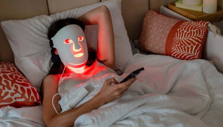 Le masque LED FAQ 202 que l’on a vu partout (et que toutes les célébrités possèdent) est enfin proposé à un prix historiquement bas.