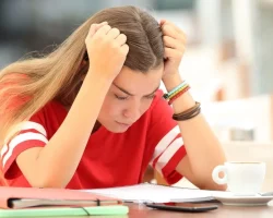 Angst voor examens en terugkeer naar school, 75% van de leerlingen heeft er last van. Wat beïnvloedt de geest van studenten