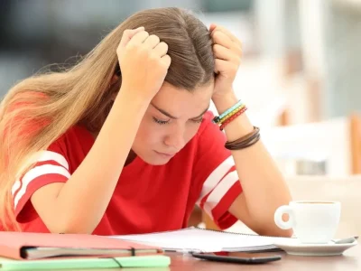 Angst voor examens en terugkeer naar school, 75% van de leerlingen heeft er last van. Wat beïnvloedt de geest van studenten