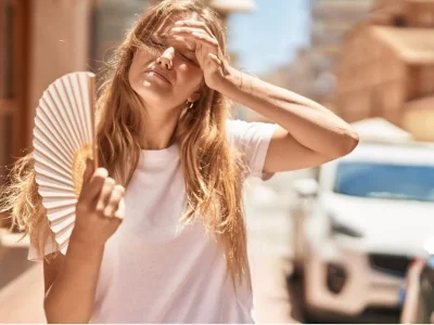 De hitte keert terug, het risico op migraine neemt toe: wat te vermijden. Tips voor het einde van de zomer