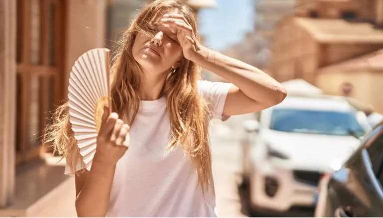 De hitte keert terug, het risico op migraine neemt toe: wat te vermijden. Tips voor het einde van de zomer