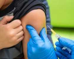 Difterie, een 4-jarig meisje sterft: de terugkeer van de ziekte en de risico’s
