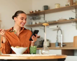 Eet jij terwijl je naar je smartphone kijkt? Wees voorzichtig waar je naar kijkt