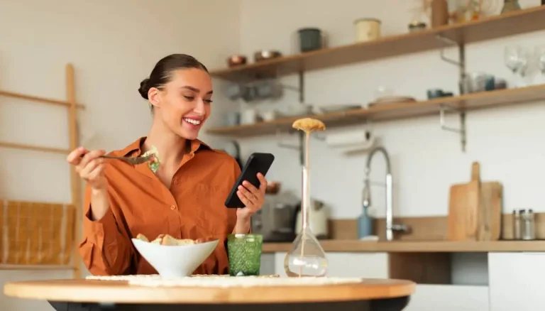 Eet jij terwijl je naar je smartphone kijkt? Wees voorzichtig waar je naar kijkt