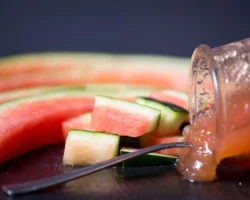 Watermeloenschillen mogen niet worden weggegooid: eigenschappen, voordelen en hoe deze in de keuken te gebruiken