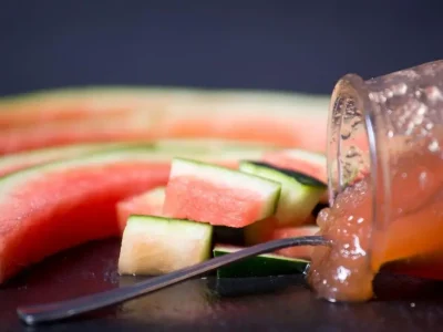 Watermeloenschillen mogen niet worden weggegooid: eigenschappen, voordelen en hoe deze in de keuken te gebruiken