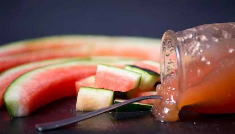Watermeloenschillen mogen niet worden weggegooid: eigenschappen, voordelen en hoe deze in de keuken te gebruiken