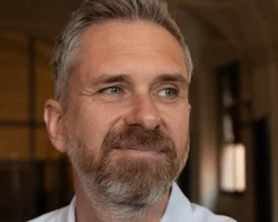 Wie is Matteo Lepore, de burgemeester van Bologna, slachtoffer van bedreigingen