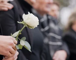 Het laatste afscheid van een dierbare: waarom is de plaats van afscheid zo belangrijk?