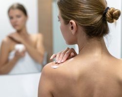 Le spray corporel Rilastil à -40% qui réduit l’acné et les imperfections est le produit simple et rapide à utiliser après l’été