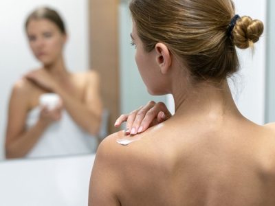Le spray corporel Rilastil à -40% qui réduit l’acné et les imperfections est le produit simple et rapide à utiliser après l’été