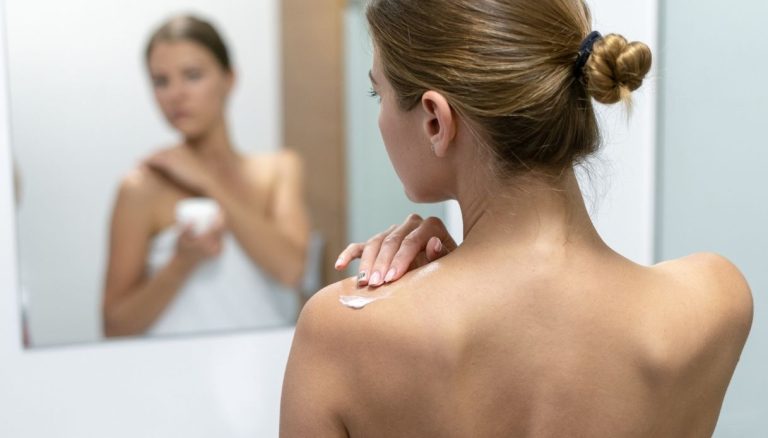 Le spray corporel Rilastil à -40% qui réduit l’acné et les imperfections est le produit simple et rapide à utiliser après l’été