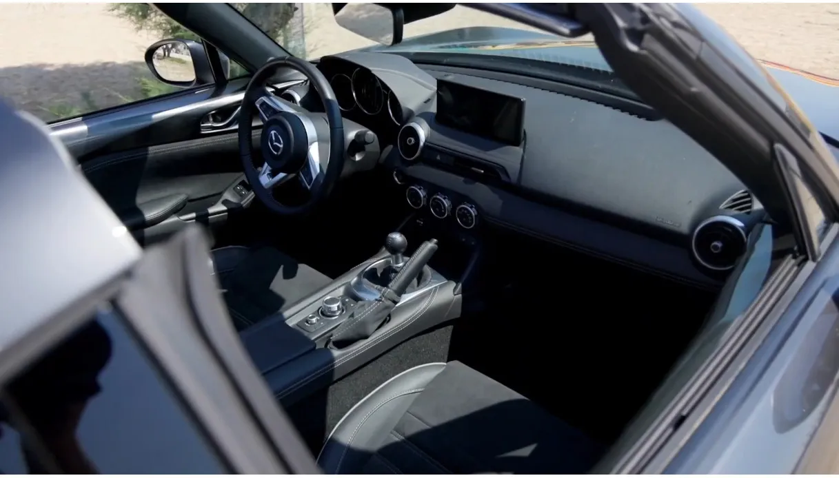 Mazda MX-5 RF Homura: het interieur