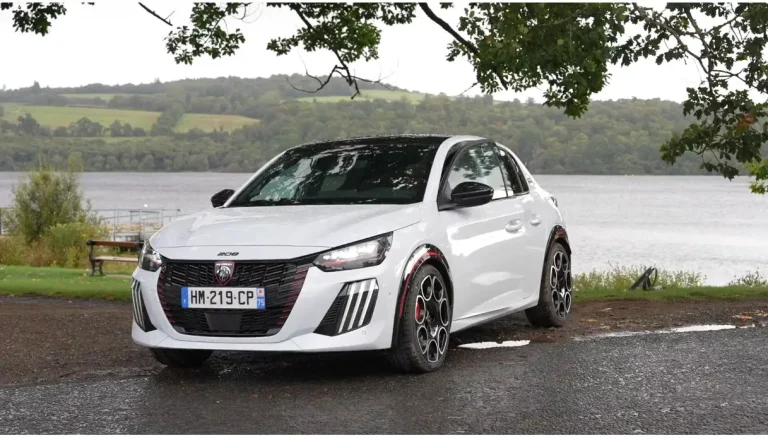 Peugeot E-208 GTi, de elektrische auto met veel karakter: mooi, razendsnel en beslist niet verlegen