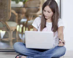Cervicale kanteling, hoeveel de “Tech Neck” weegt en hoe om te gaan met pijn en spanning, de vijf tips van specialisten