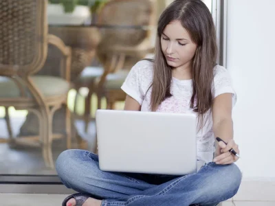 Cervicale kanteling, hoeveel de “Tech Neck” weegt en hoe om te gaan met pijn en spanning, de vijf tips van specialisten
