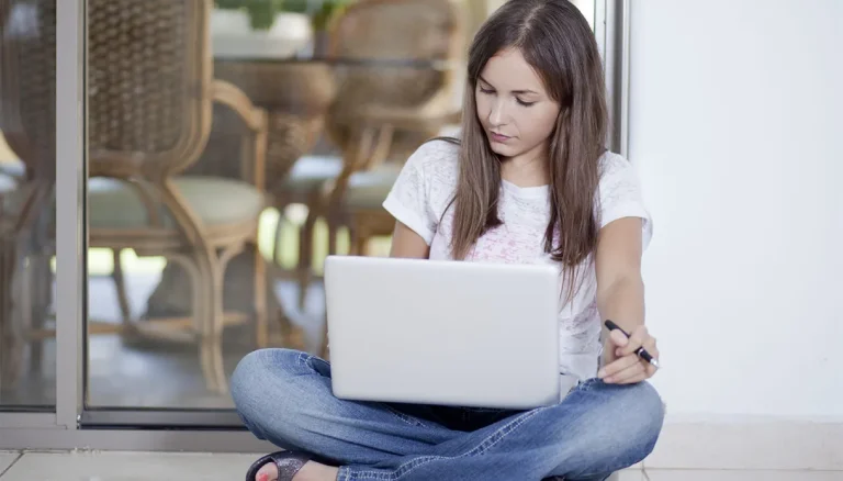 Cervicale kanteling, hoeveel de “Tech Neck” weegt en hoe om te gaan met pijn en spanning, de vijf tips van specialisten
