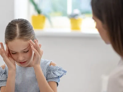 Hoofdpijn en migraine op school, hoeveel invloed ze hebben op het kind en wat te doen: advies van de experts