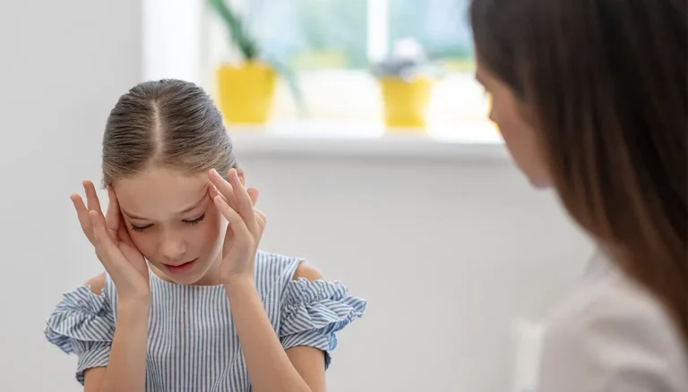 Hoofdpijn en migraine op school, hoeveel invloed ze hebben op het kind en wat te doen: advies van de experts
