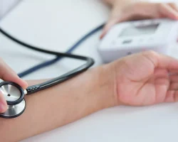 Kent u uw waarden? Een week van screening begint met het meten van de bloedsuikerspiegel, bloeddruk en cholesterol