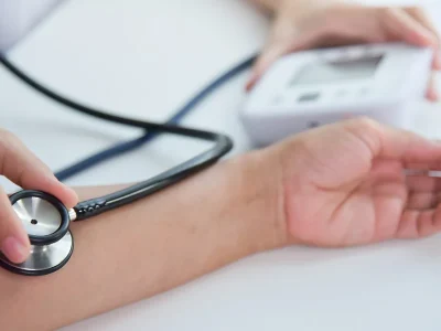 Kent u uw waarden? Een week van screening begint met het meten van de bloedsuikerspiegel, bloeddruk en cholesterol