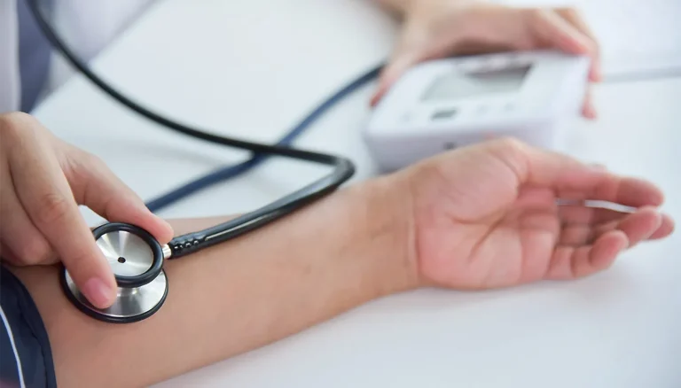 Kent u uw waarden? Een week van screening begint met het meten van de bloedsuikerspiegel, bloeddruk en cholesterol