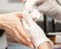 Melanomen, kappers en schoonheidsspecialisten zijn schildwachten voor de gezondheid van de huid als het om hoofd en nagels gaat