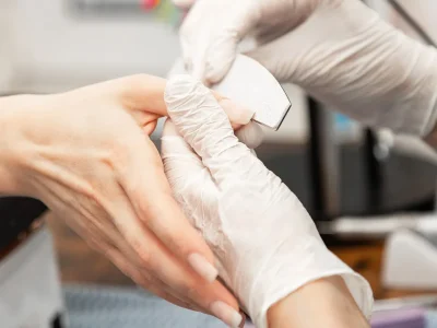 Melanomen, kappers en schoonheidsspecialisten zijn schildwachten voor de gezondheid van de huid als het om hoofd en nagels gaat