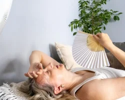 De menopauze, van de woorden van Martina Colombari tot de taboes die zich verzetten. Waarom Wereld Menopauze Dag vieren (18.10)