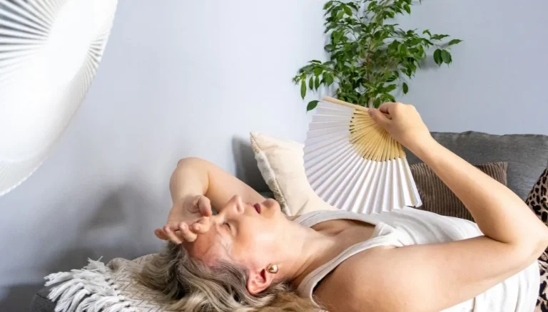 De menopauze, van de woorden van Martina Colombari tot de taboes die zich verzetten. Waarom Wereld Menopauze Dag vieren (18.10)