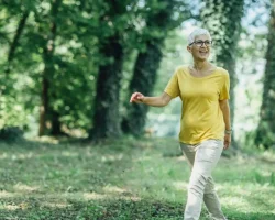 Langzaam lopen is ook de ‘fout’ van de hersenen. De Japanse ontdekking en waarom deze nuttig is in termen van antiveroudering