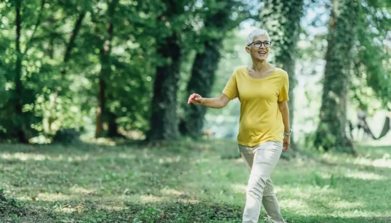 Langzaam lopen is ook de ‘fout’ van de hersenen. De Japanse ontdekking en waarom deze nuttig is in termen van antiveroudering