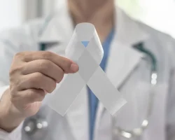 Mesothelioom, wat het is en de symptomen van de tumor zijn aanwezig (en bekritiseerd) ook in Doc – In je handen