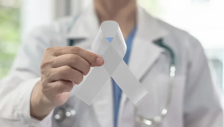 Mesothelioom, wat het is en de symptomen van de tumor zijn aanwezig (en bekritiseerd) ook in Doc – In je handen
