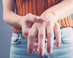 Reumatoïde artritis, een vrouwelijke ziekte: elke vrouw heeft haar eigen behandeling, hoe ze zich moet gedragen