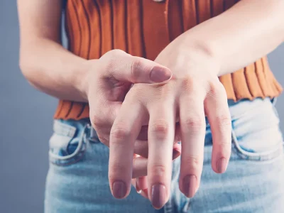 Reumatoïde artritis, een vrouwelijke ziekte: elke vrouw heeft haar eigen behandeling, hoe ze zich moet gedragen