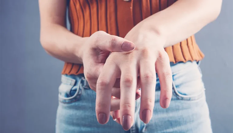 Reumatoïde artritis, een vrouwelijke ziekte: elke vrouw heeft haar eigen behandeling, hoe ze zich moet gedragen