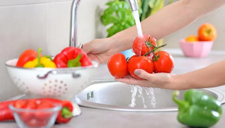 Salmonella in kerstomaatjes: tussen terugroepacties en angst in de keuken, is het wassen ervan echt genoeg? Advies van een voedingsdeskundige